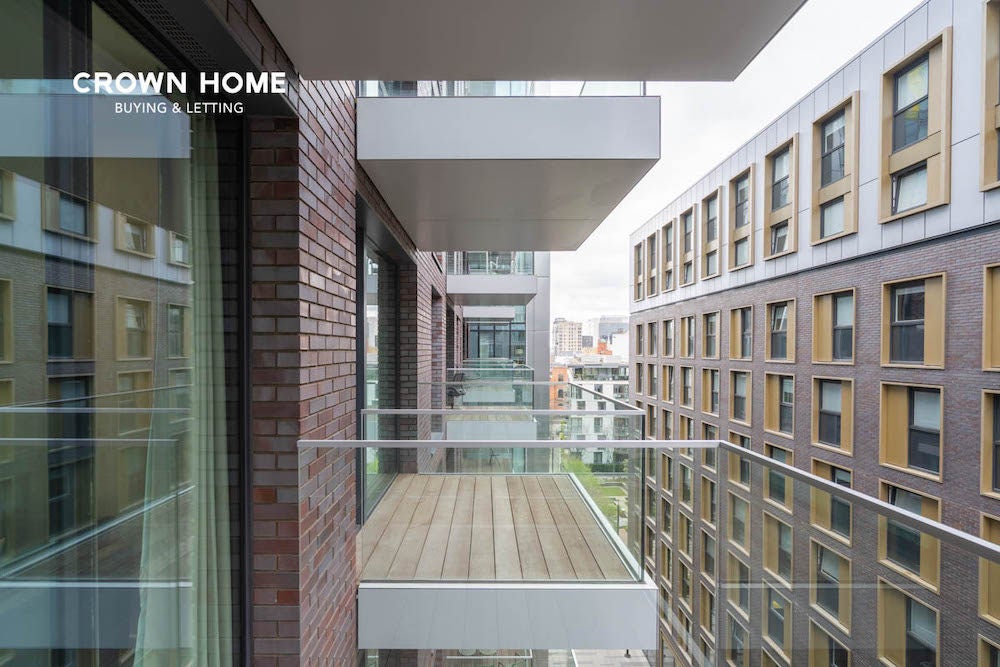 Flat Piazza Walk in Greater London