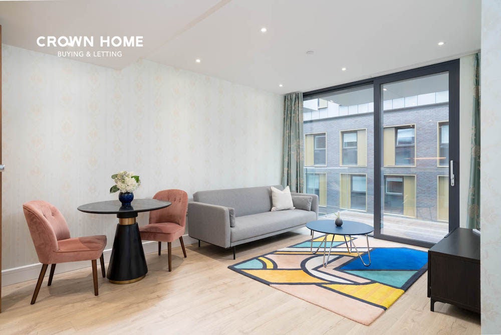 Flat Piazza Walk in Greater London