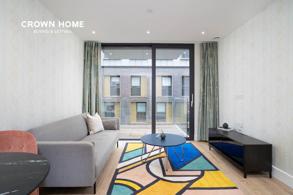 Flat Piazza Walk in Greater London