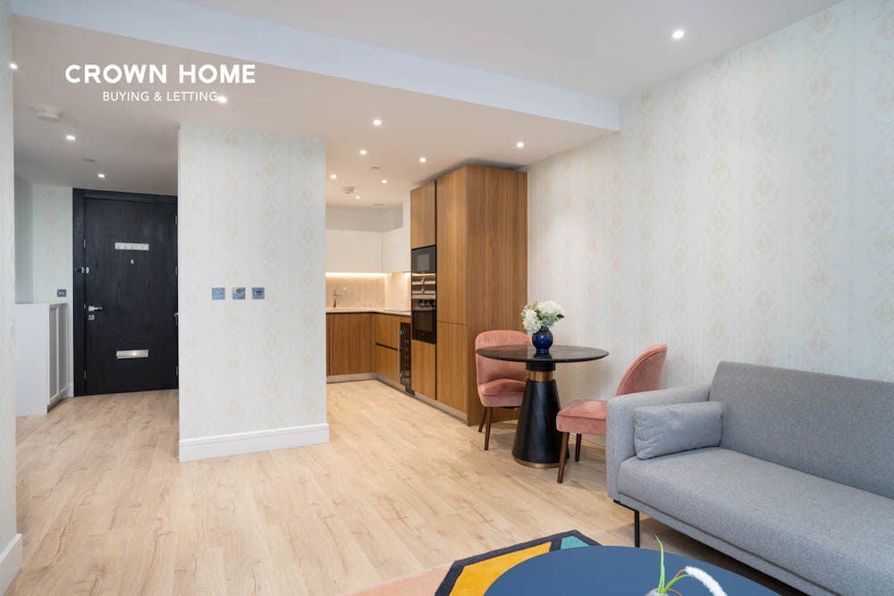 Flat Piazza Walk in Greater London