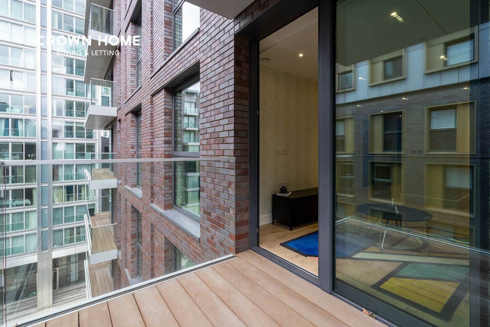 Flat Piazza Walk in Greater London