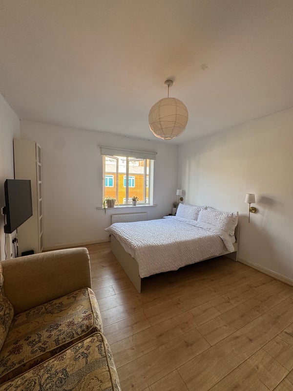 Room Glaucus Street in Greater London