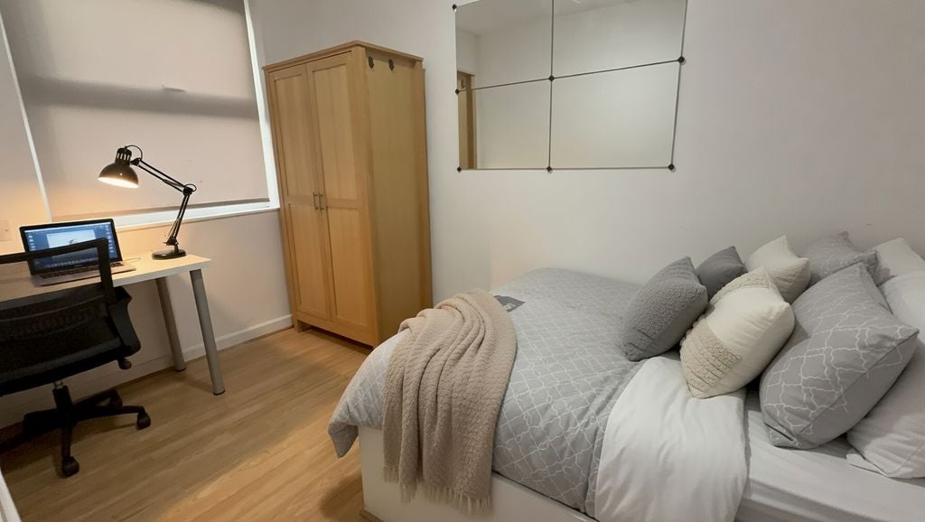 Room Frederick Grove in Nottingham