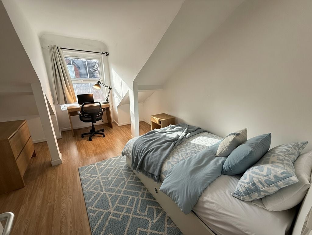 Room Frederick Grove in Nottingham