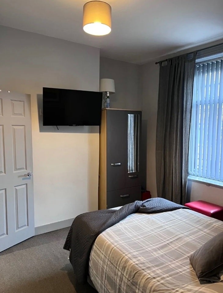 Room Milnrow Road in Shaw