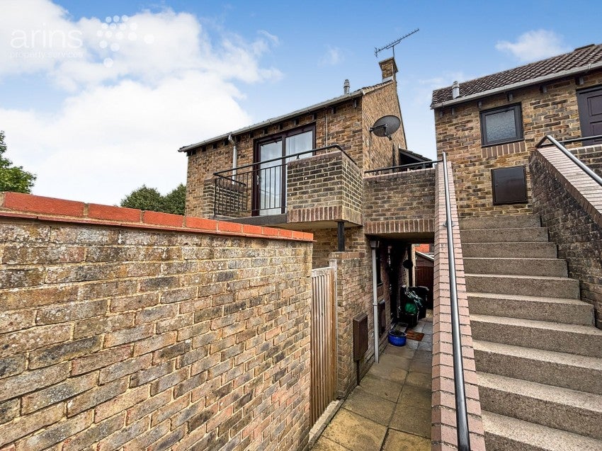 Flat Kilnsea Drive in Reading