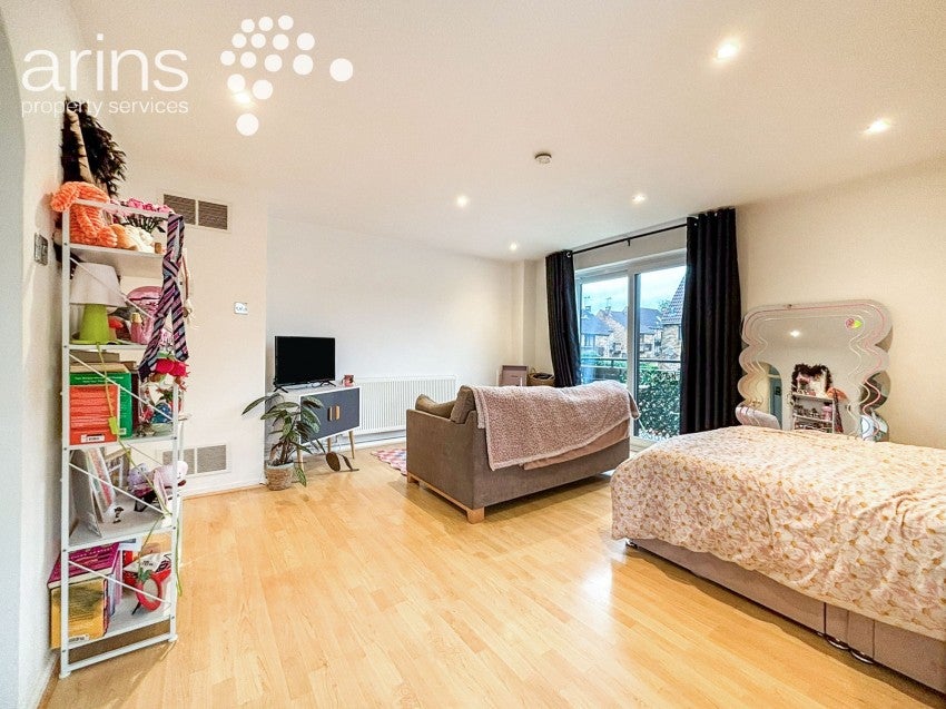 Flat Kilnsea Drive in Reading
