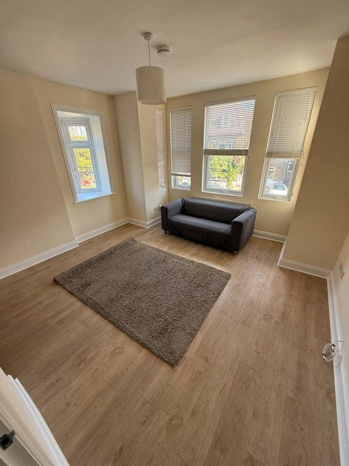 Flat Newburgh Road in Greater London