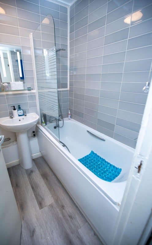Room Oulton Road in Greater London