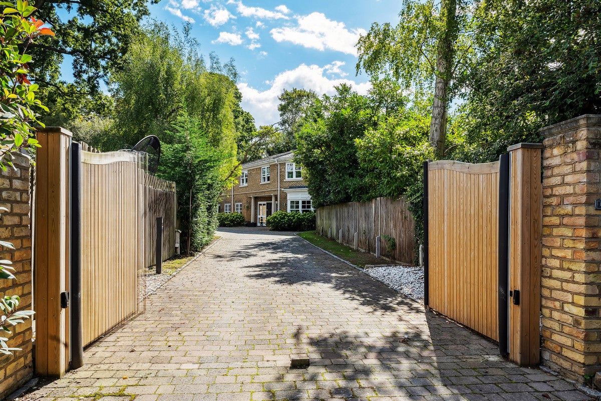House Hillary Crescent in Walton on Thames