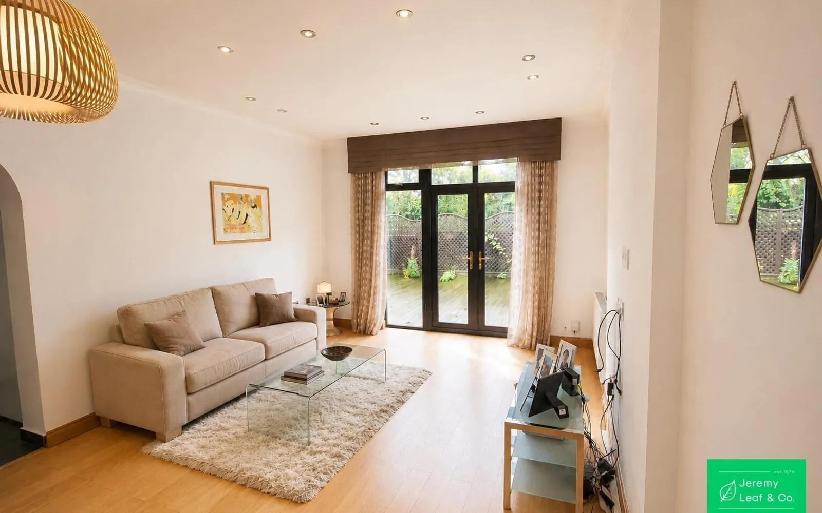 Room Dollis Park in Greater London