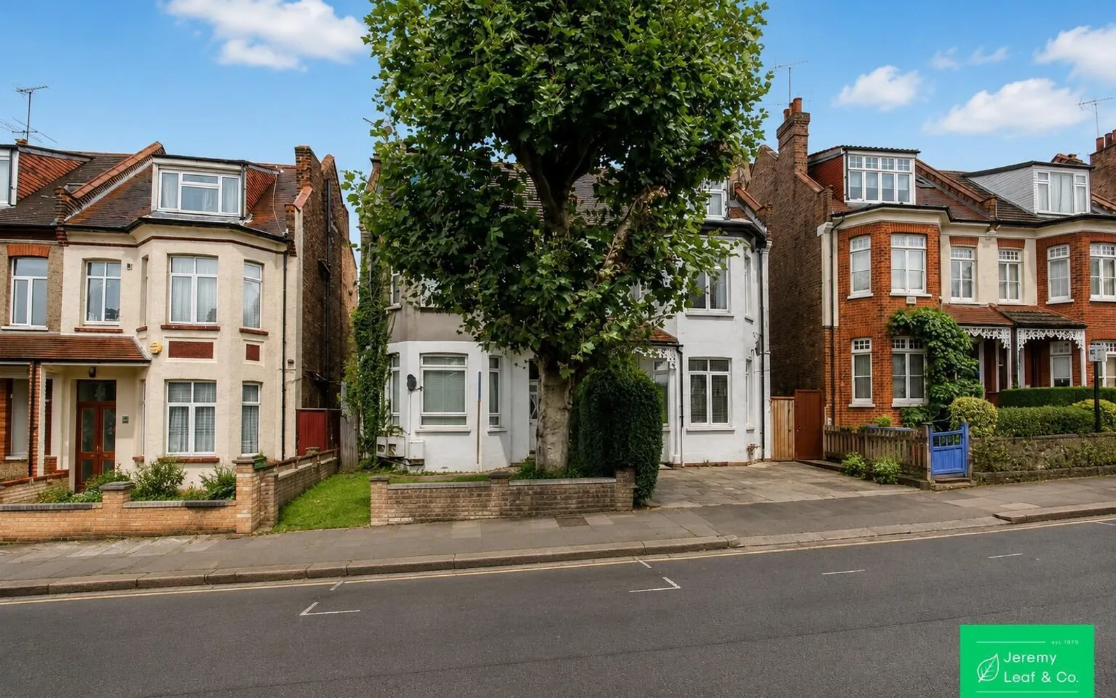 Room Dollis Park in Greater London