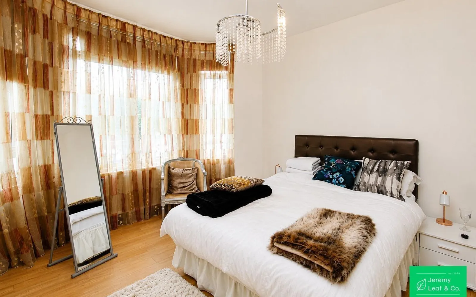 Room Dollis Park in Greater London