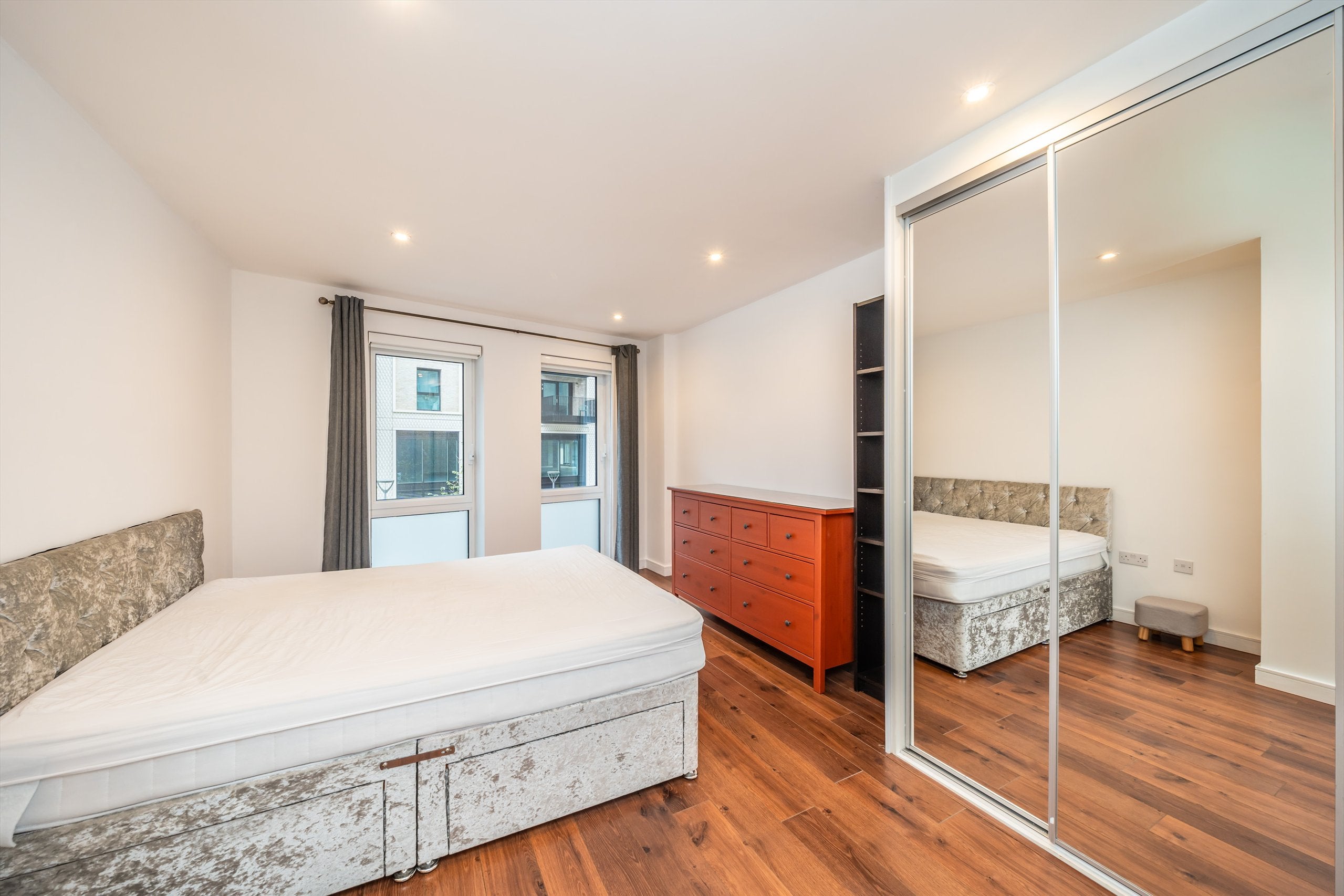Flat Enterprise Way in Greater London