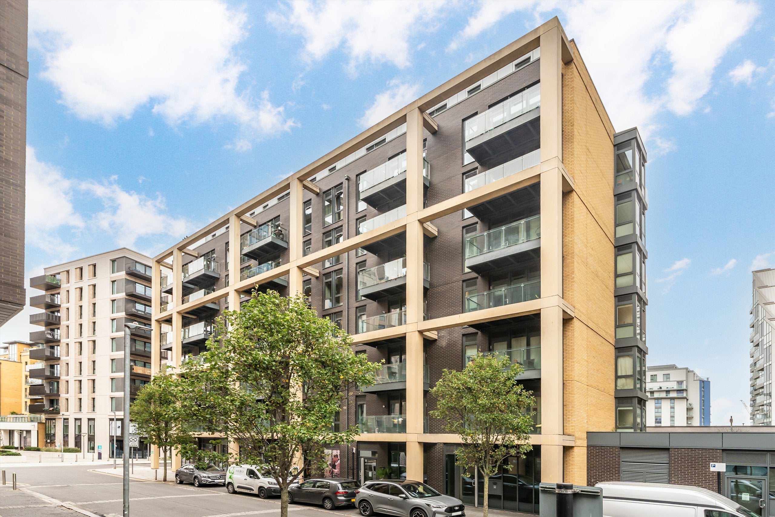 Flat Enterprise Way in Greater London
