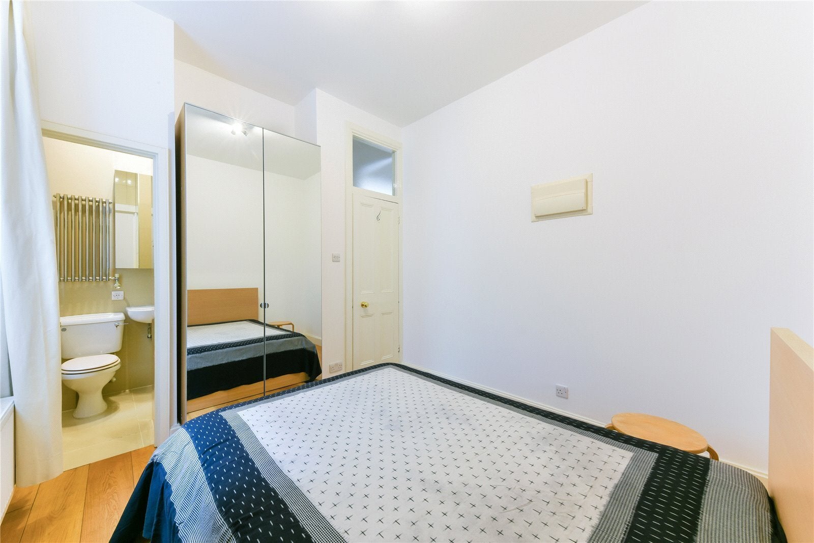 Flat Ridgmount Gardens in Greater London