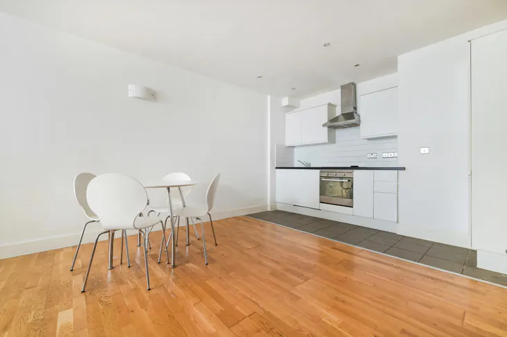 Flat Artichoke Hill in Greater London
