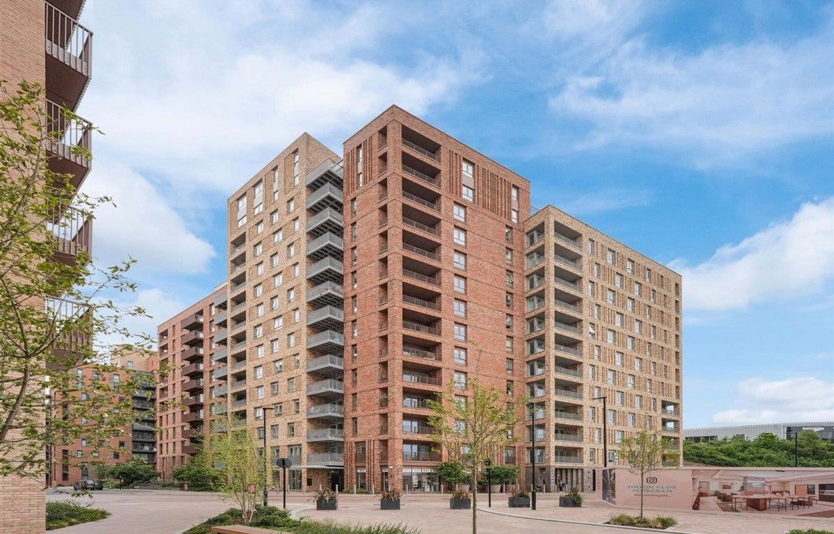 Flat Mary Neuner Road in Greater London