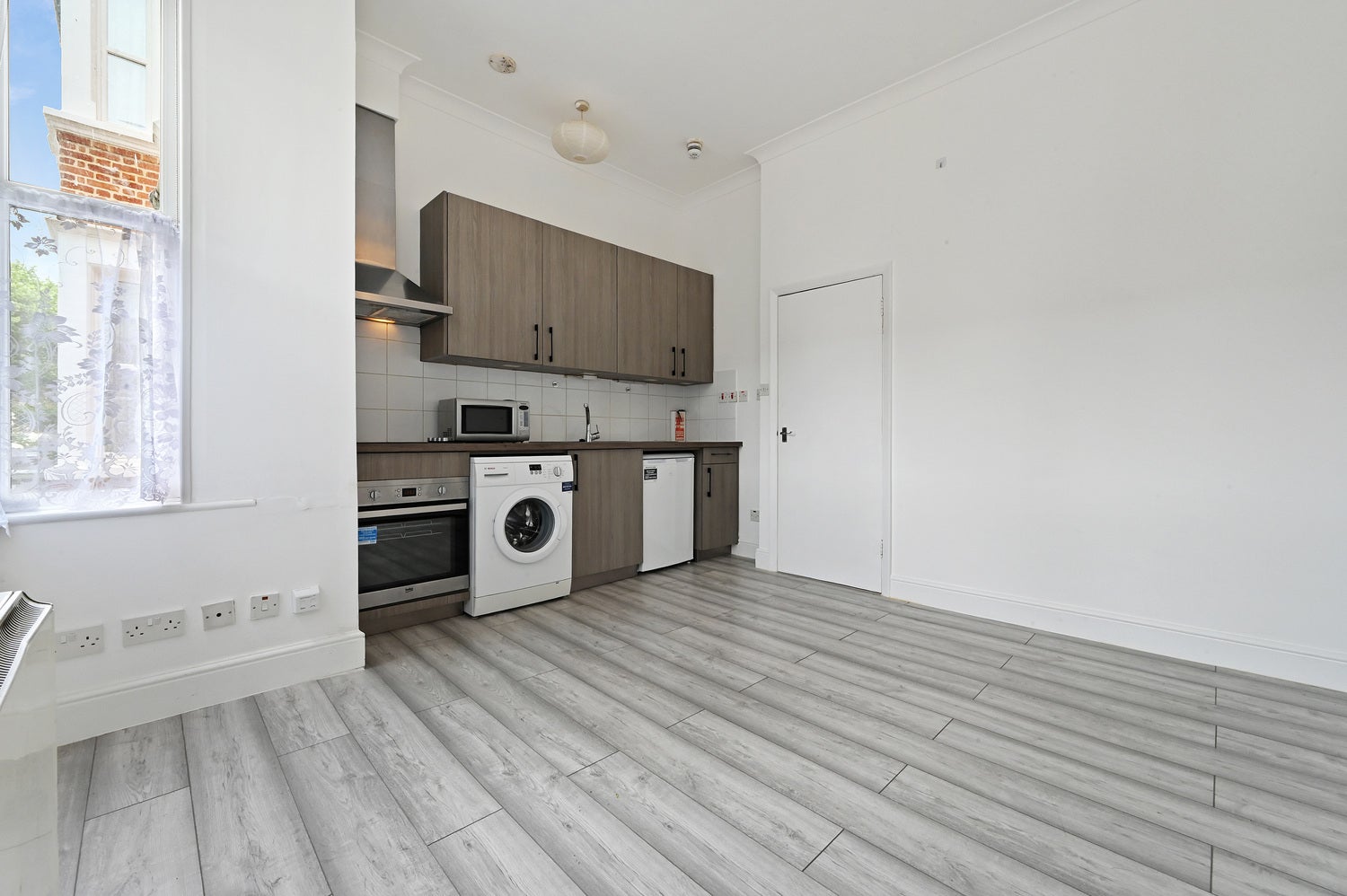 Flat Blenheim Gardens in Greater London
