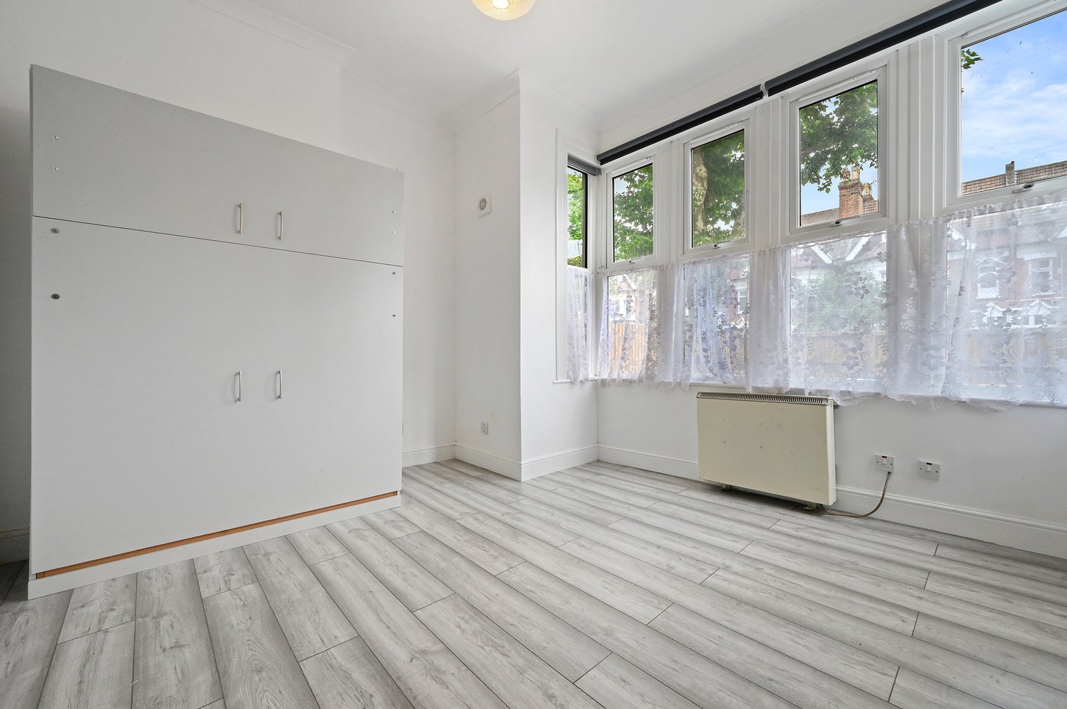 Flat Blenheim Gardens in Greater London
