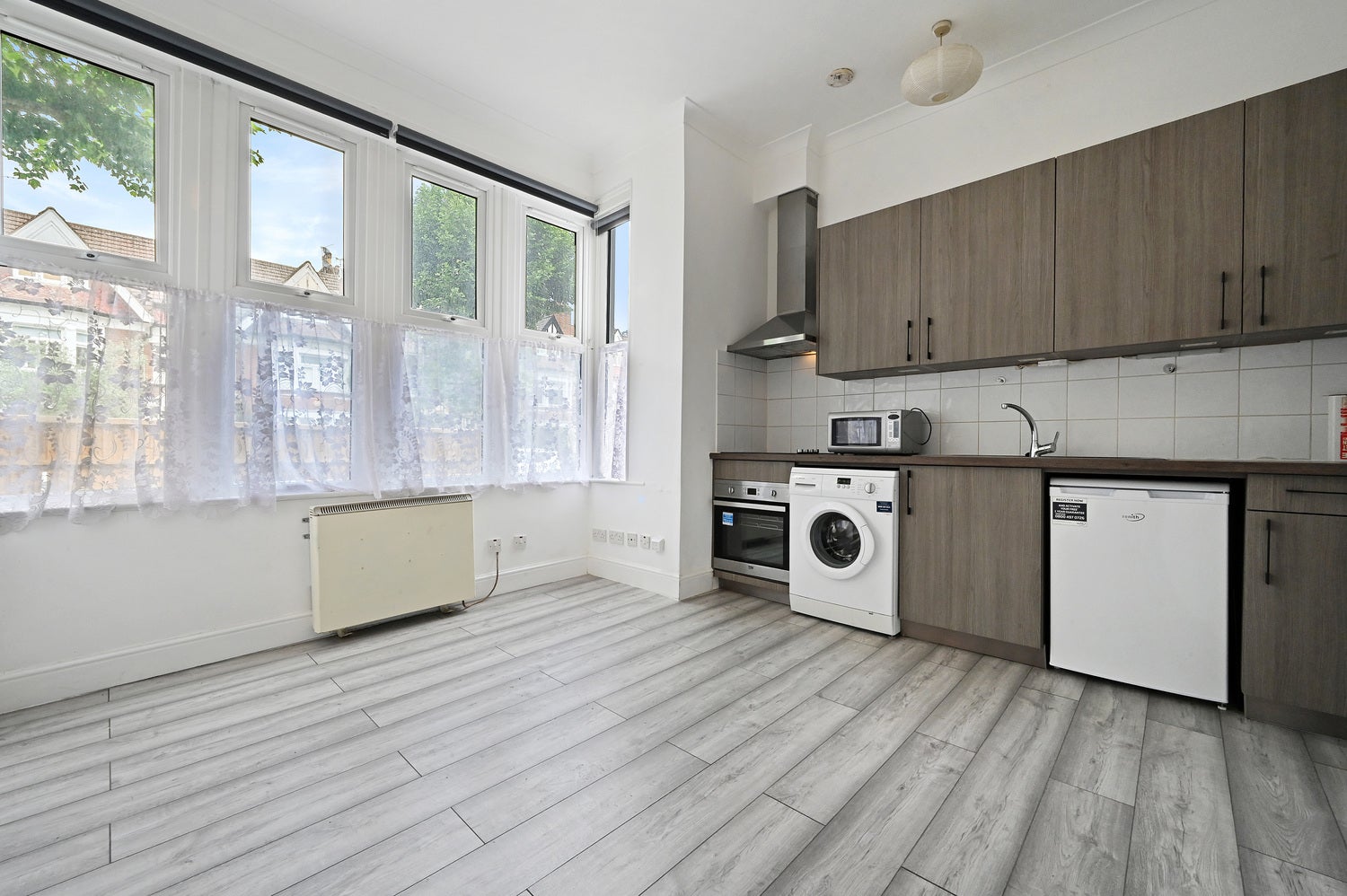 Flat Blenheim Gardens in Greater London