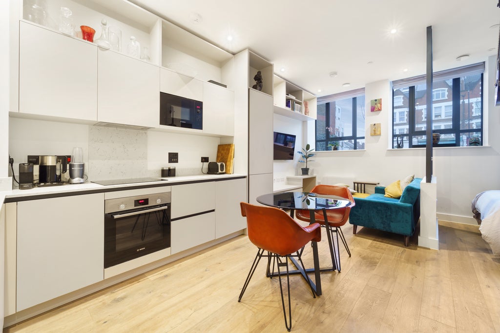 Flat Balham High Road in Greater London