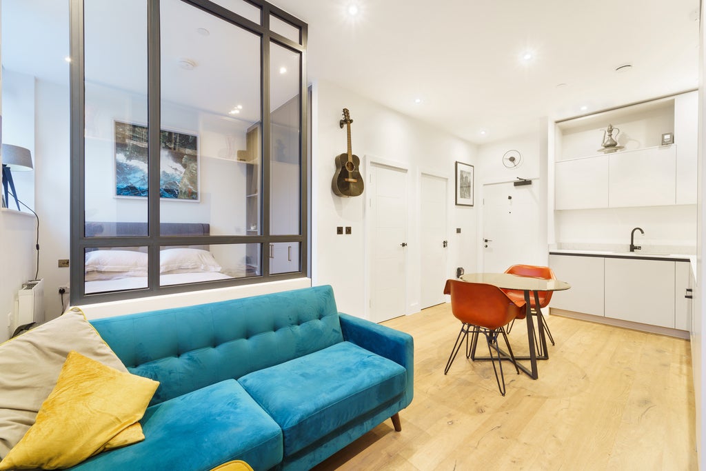 Flat Balham High Road in Greater London