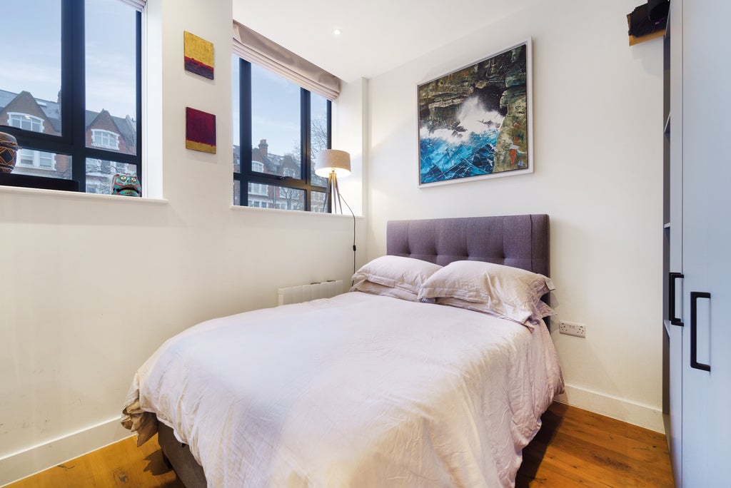 Flat Balham High Road in Greater London