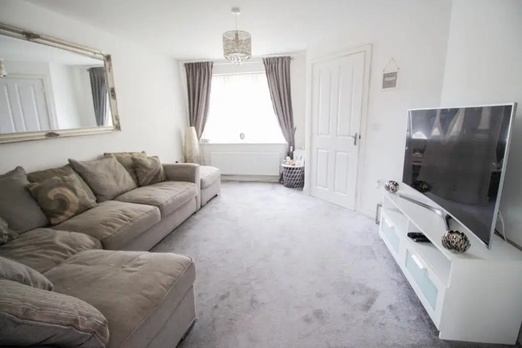 House Walmer Close in Upton