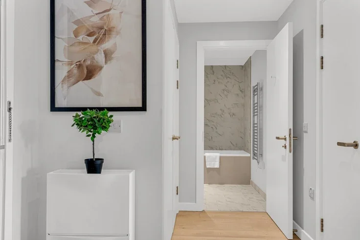 Flat Sayer Street in Greater London