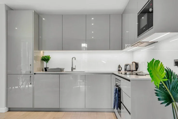 Flat Sayer Street in Greater London