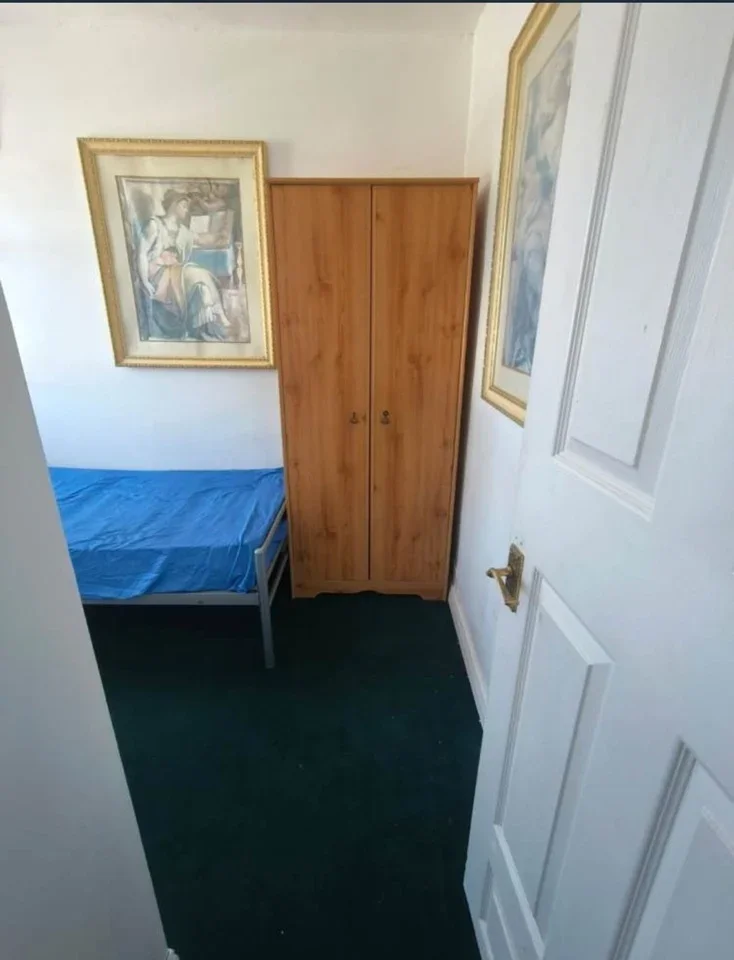Room Calbourne Avenue in Greater London