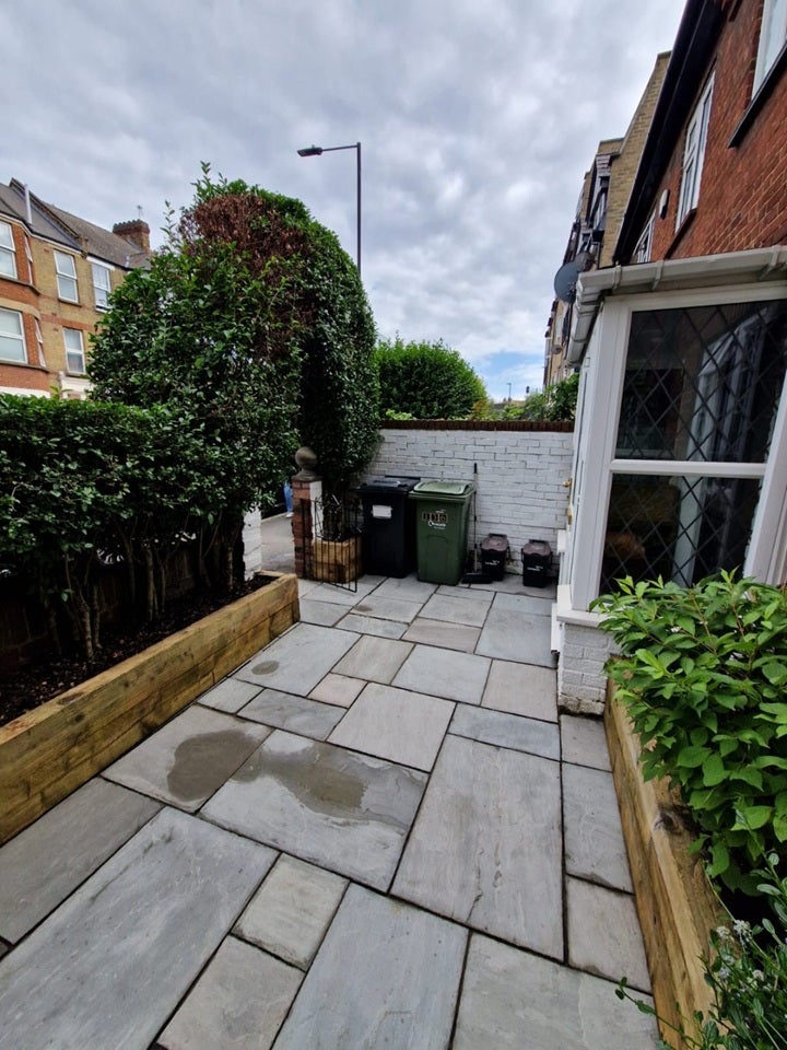 Room Gauden Road in Greater London