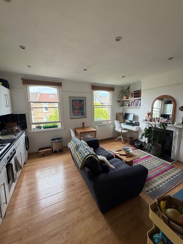 Flat Ambler Road in Greater London
