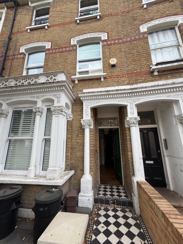 Flat Ambler Road in Greater London