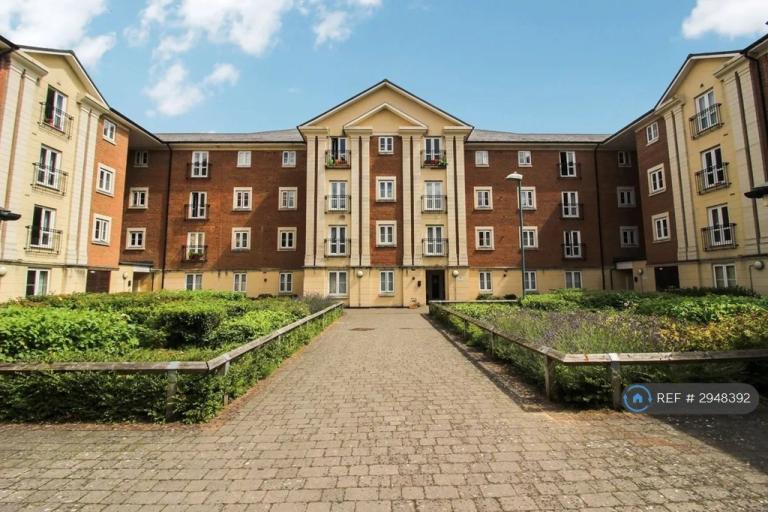 Flat Whitehouse Road in Swindon