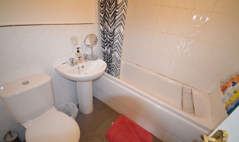 Room Sandycroft Avenue in Manchester