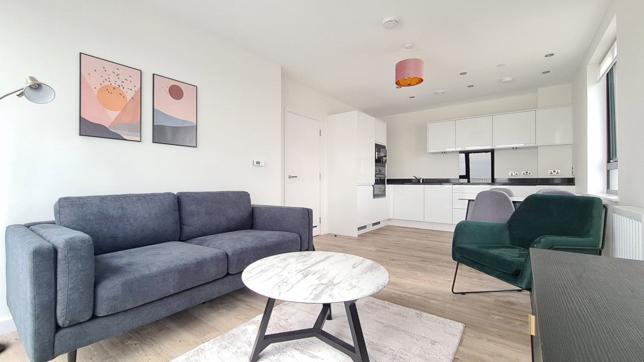 Flat Lakeside Drive in Greater London