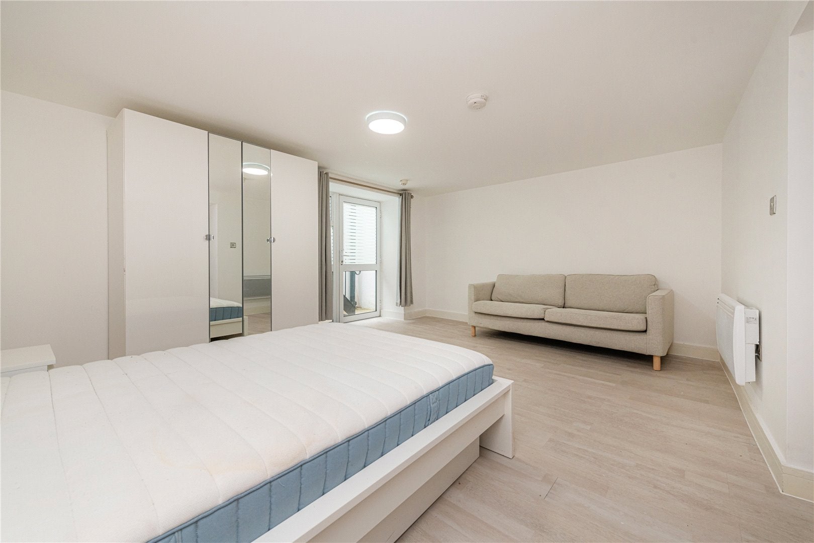 Flat Cornwall Crescent in Greater London