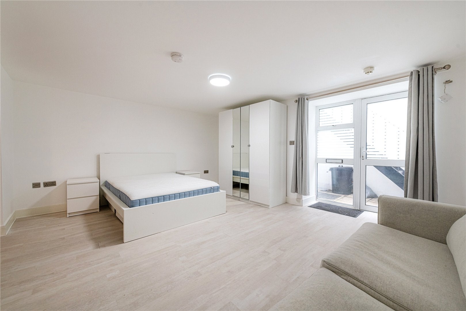 Flat Cornwall Crescent in Greater London