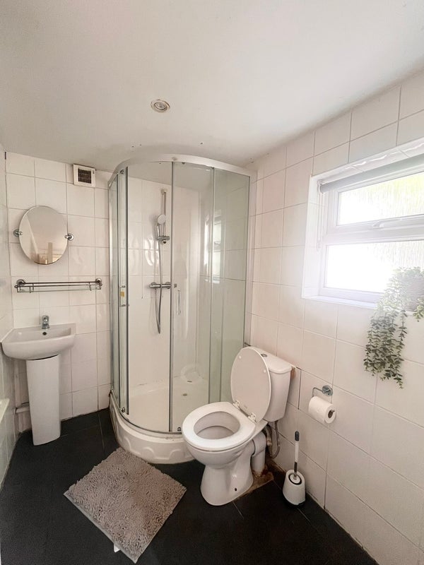 Room Heeley Road in Birmingham