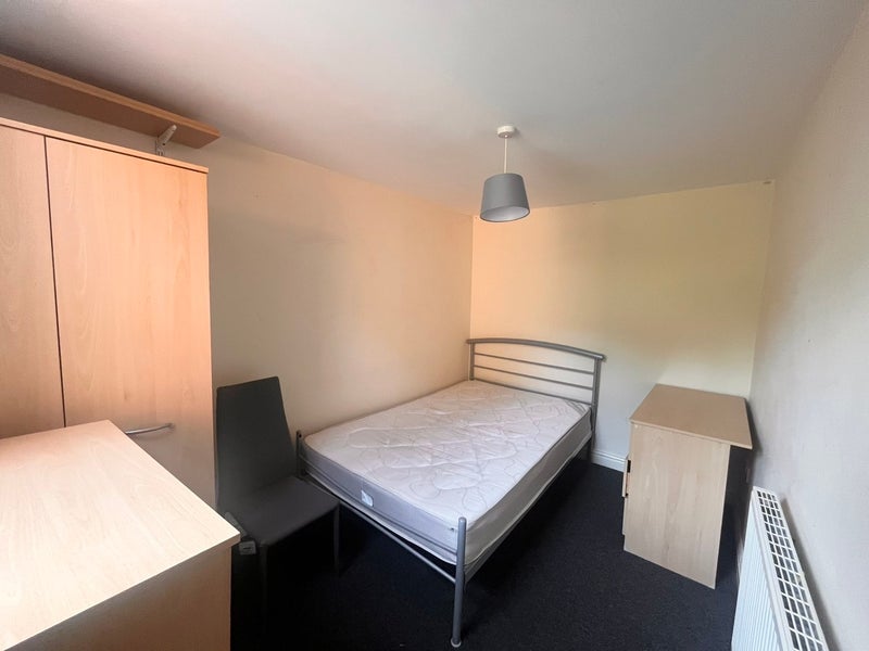 Room Heeley Road in Birmingham