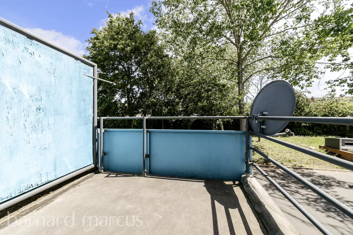 House Radnor Close in Greater London