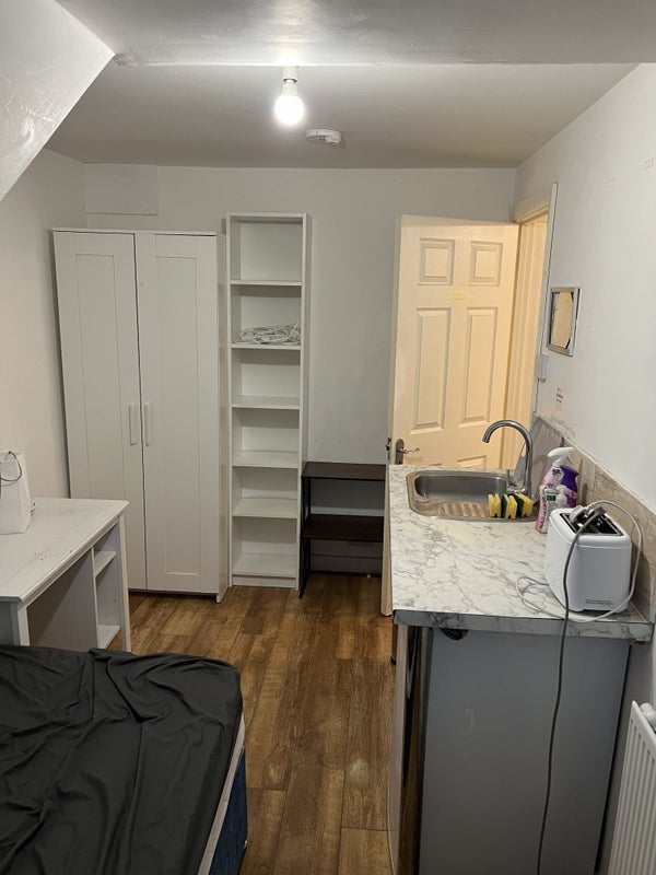 Room Gilmore Road in Greater London