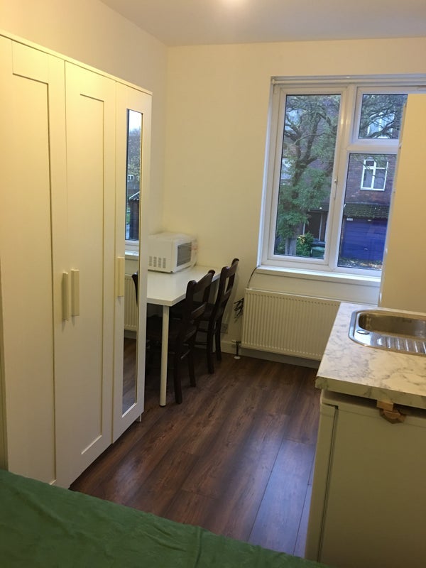 Room Gilmore Road in Greater London