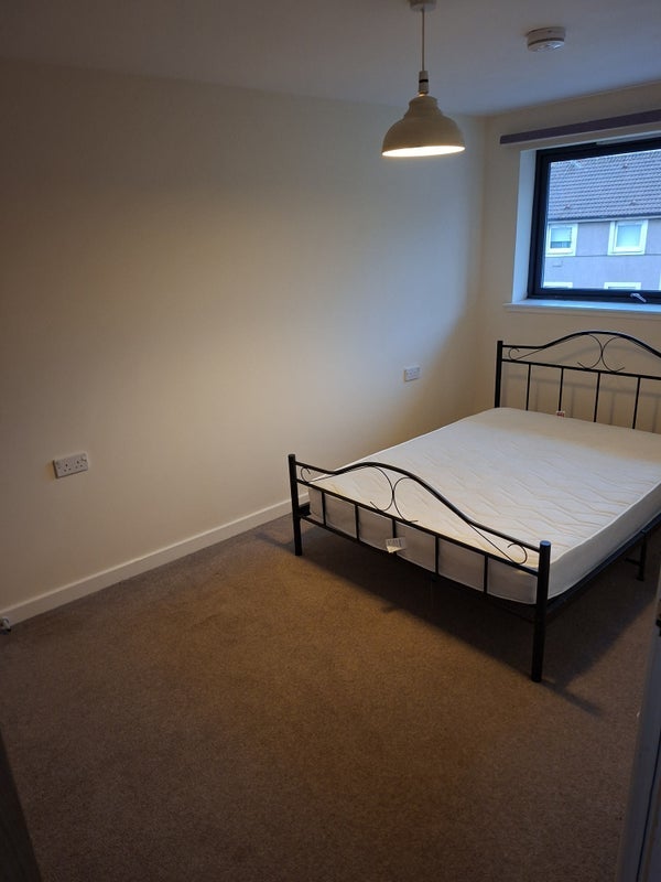 Room Gartcraig Road in Glasgow