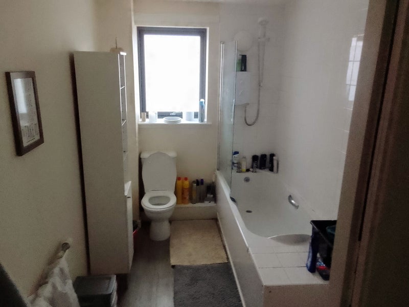 Room Gartcraig Road in Glasgow