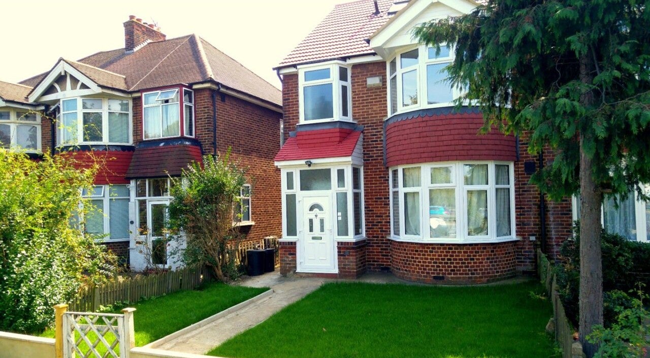 Flat Western Avenue in Greater London