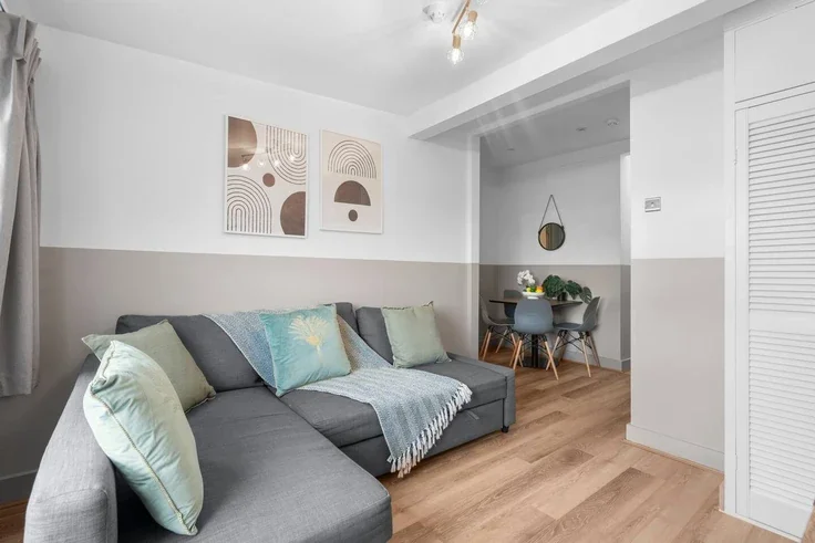 Flat Nevern Road in Greater London