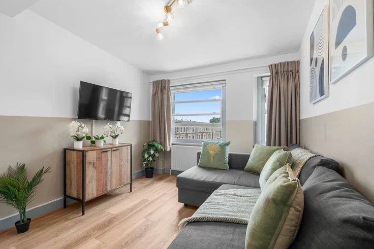 Flat Nevern Road in Greater London